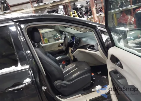 2019 Chrysler Pacifica Touring L z USA, uszkodzony, nr VIN 2C4RC1BG9KR704737